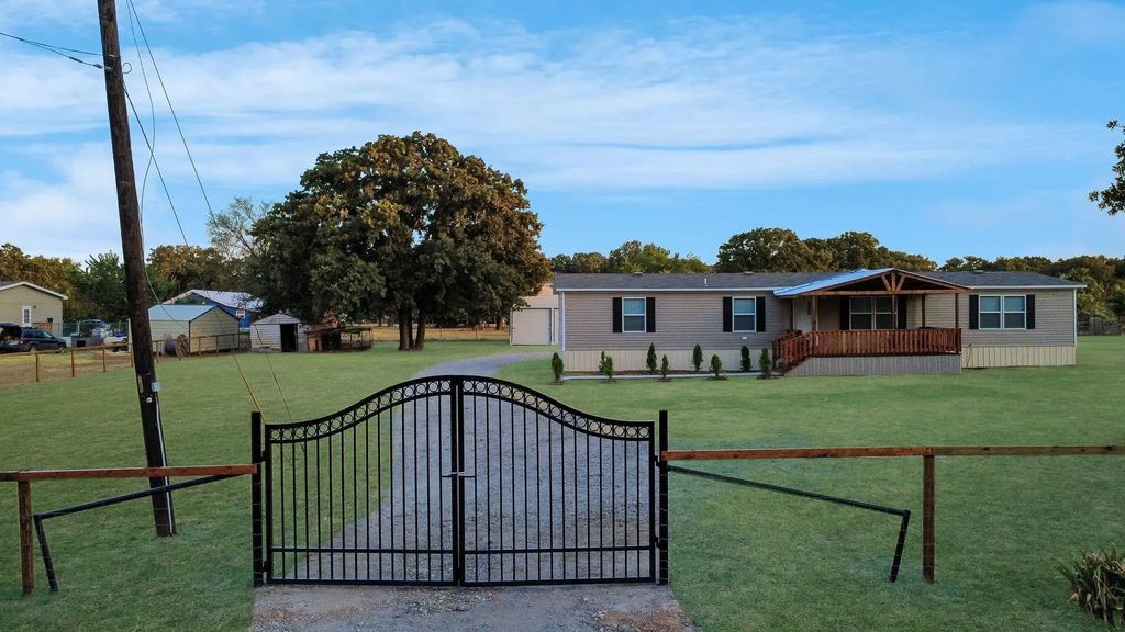 1800 County Road 2105, Kemp