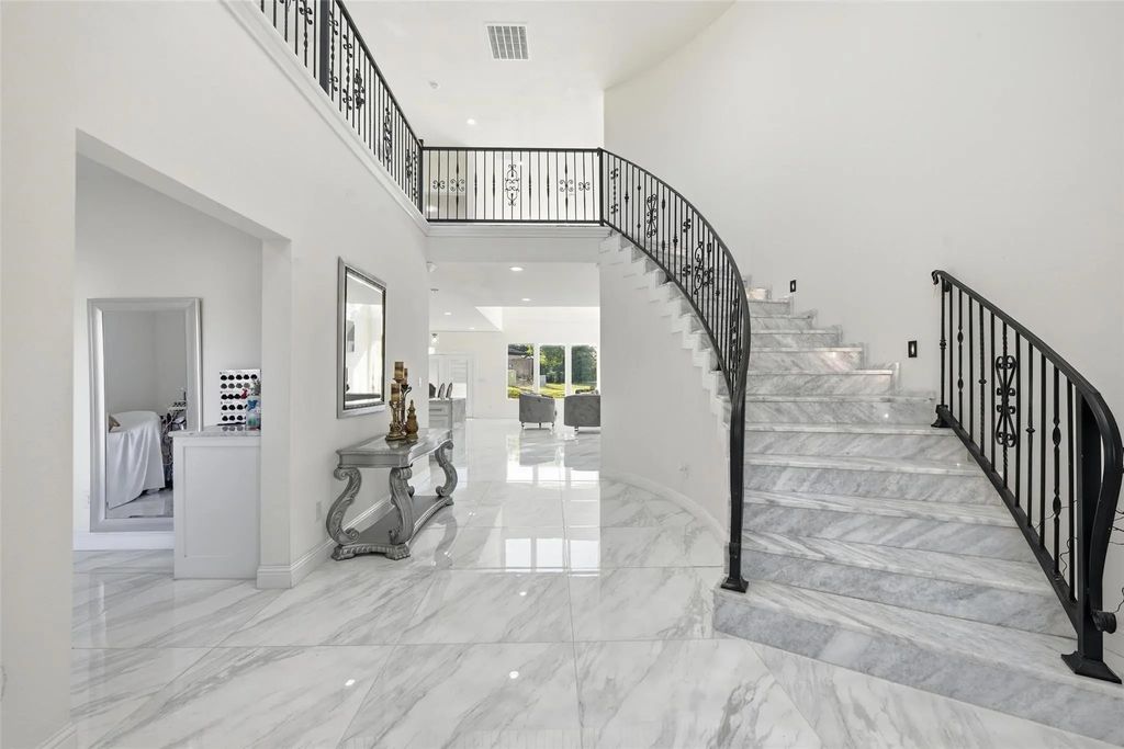 7725 Lakeview Circle, Fort Worth