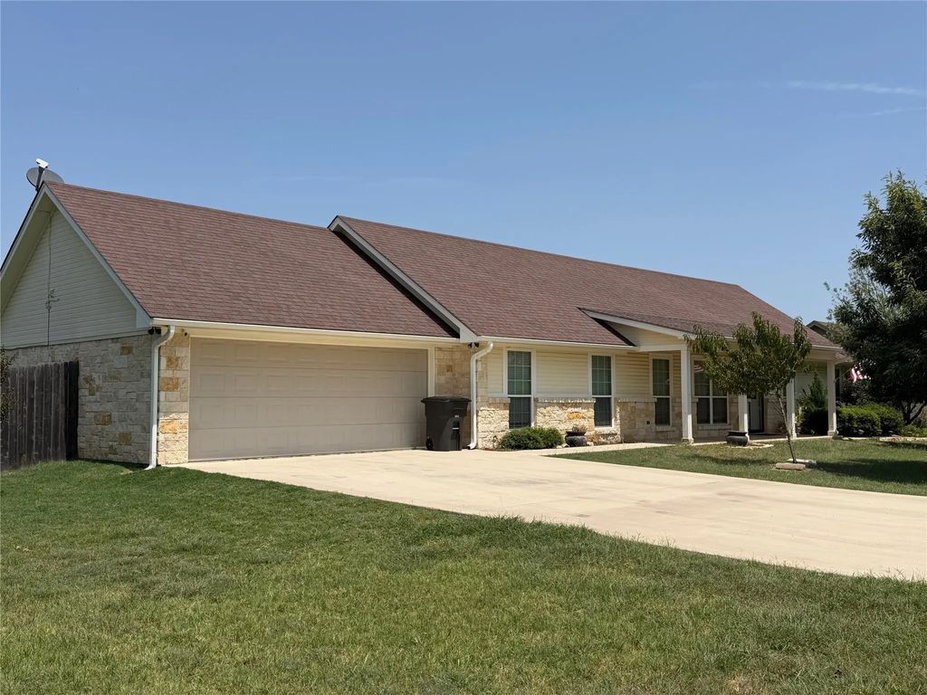 313 E River Oaks Road, Early
