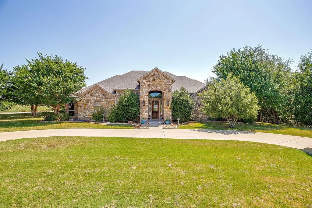 8401 Fullerton Drive, Cleburne