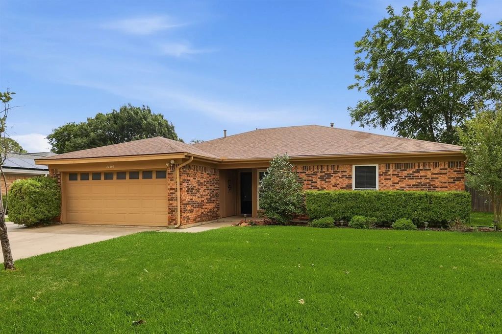 1104 Monterrey Street, Bedford