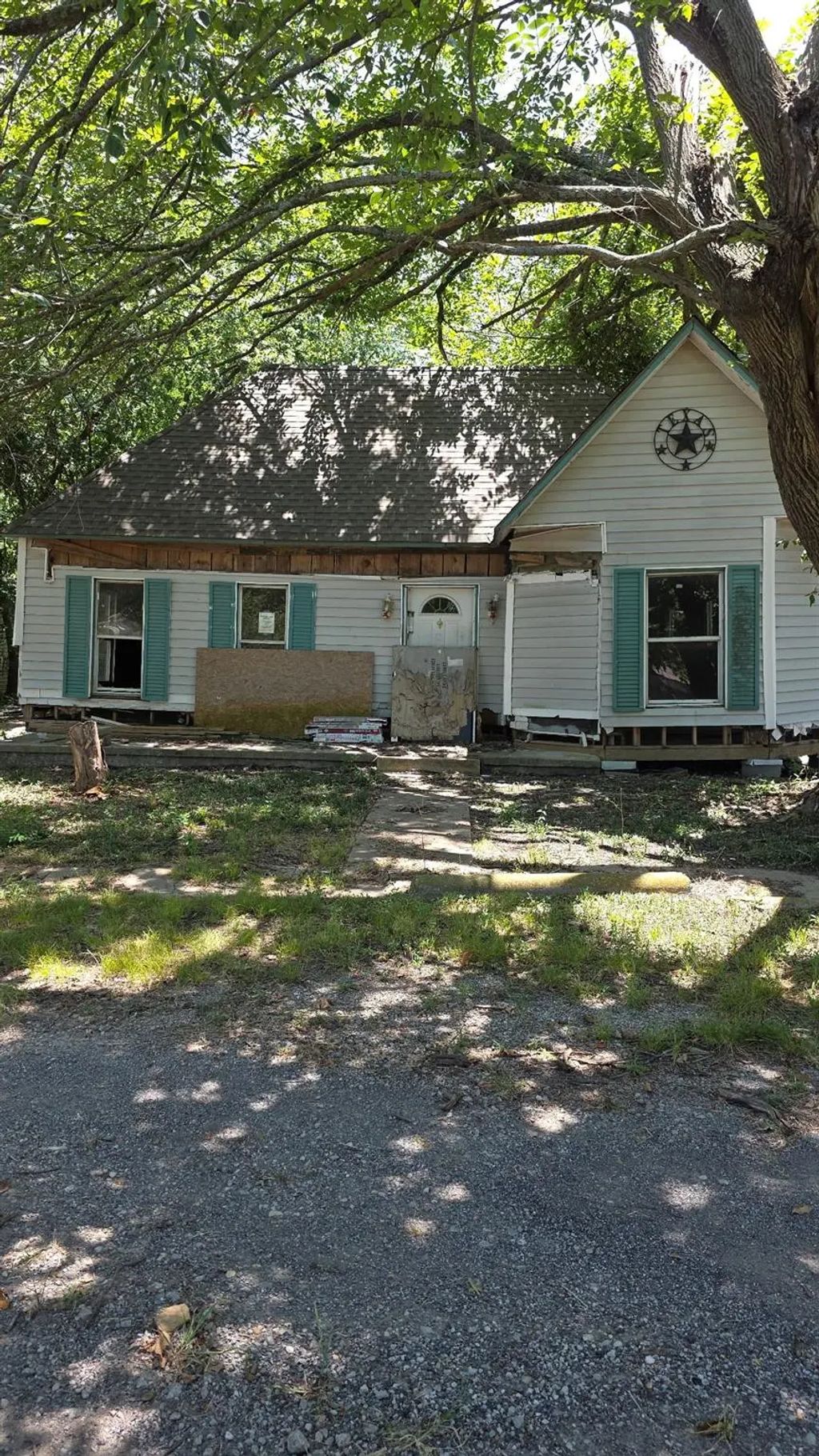 107 W Travis Street, Leonard