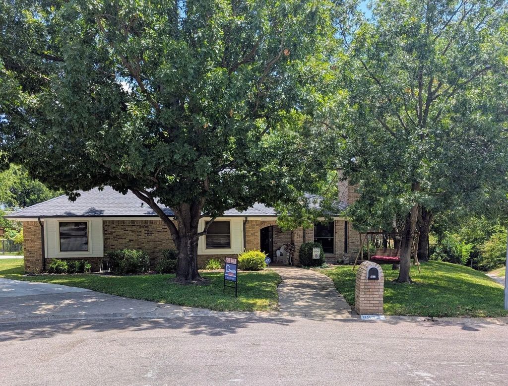8832 Arbor Crest Court, Fort Worth