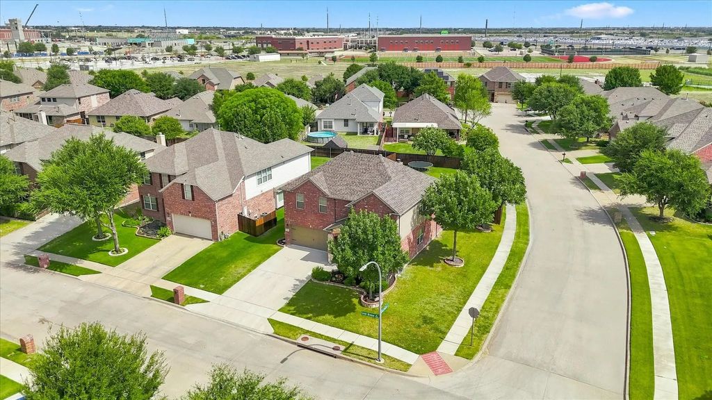 1100 Crest Breeze Drive, Fort Worth