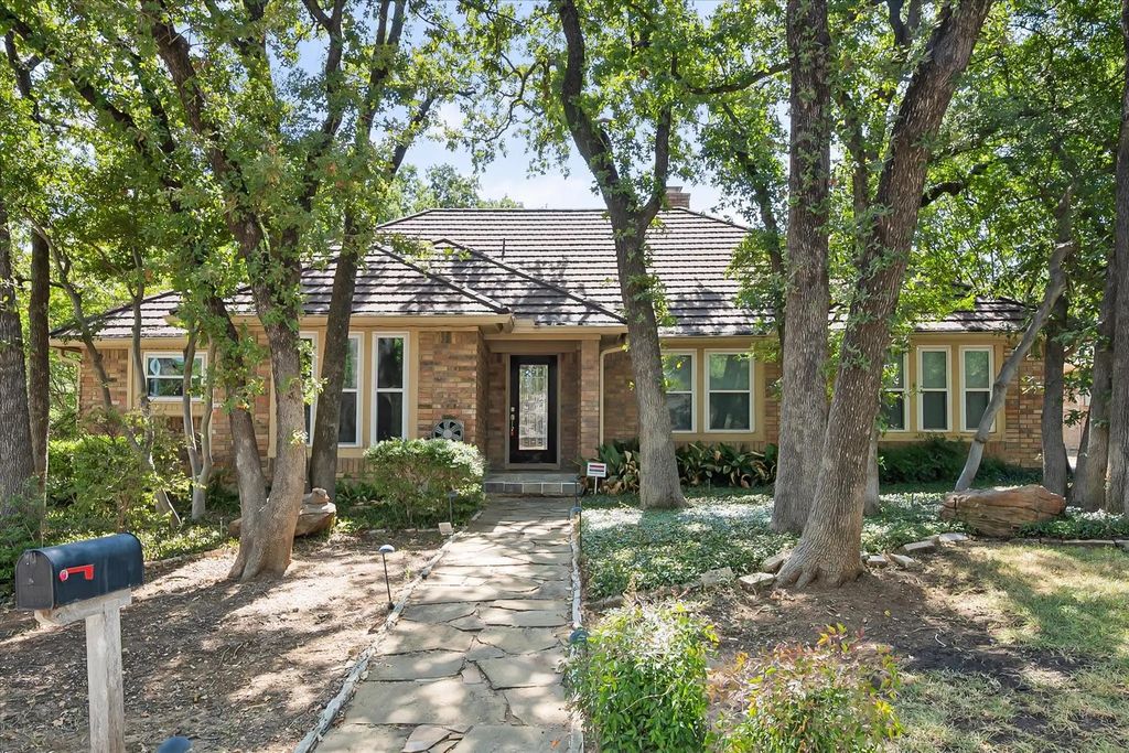 1919 Creek Wood Drive, Arlington