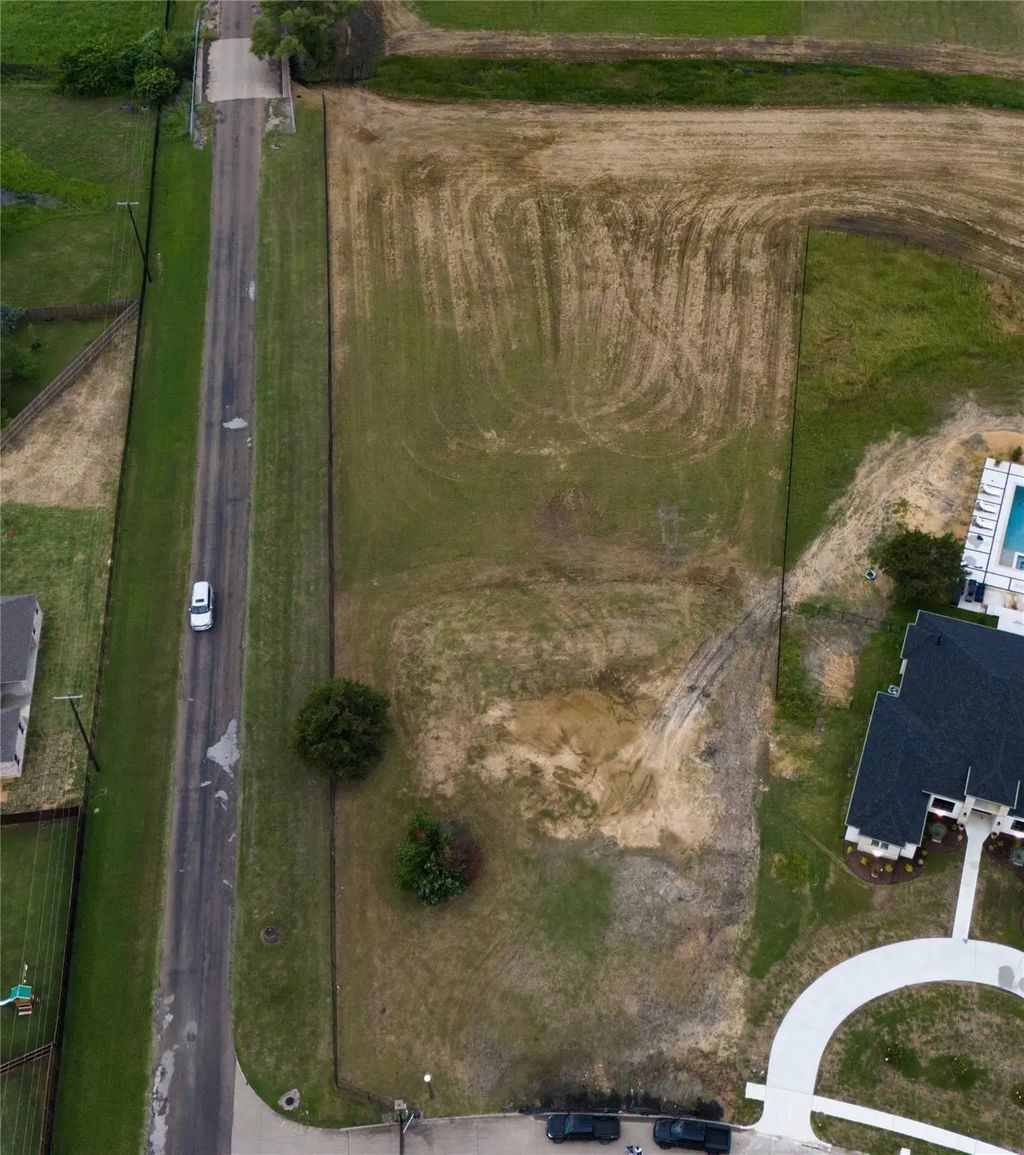 1304 Estate Drive, Ennis