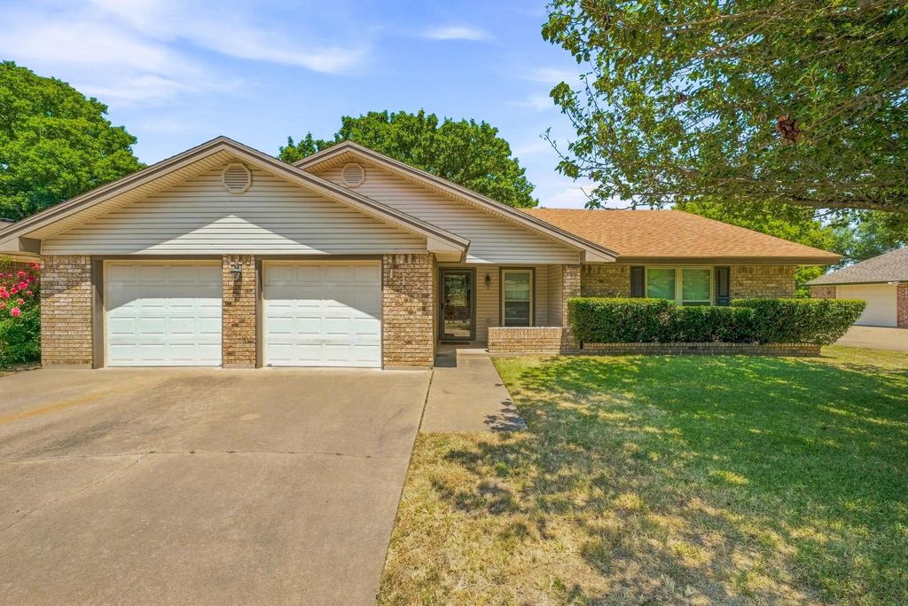 142 Blue Jay Street, Stephenville