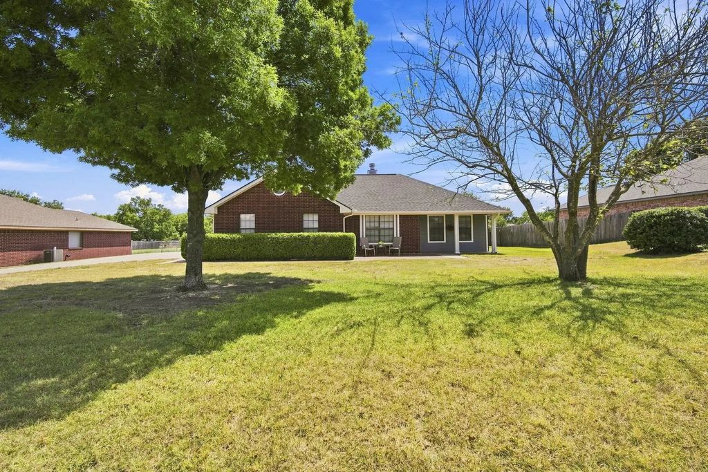 316 Janis Lane, Waxahachie