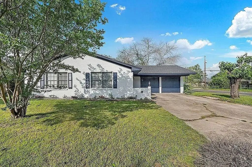 300 S Joyce Street, Lacy Lakeview