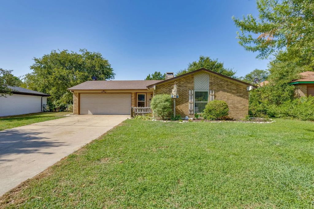 741 Nw James Circle, Burleson