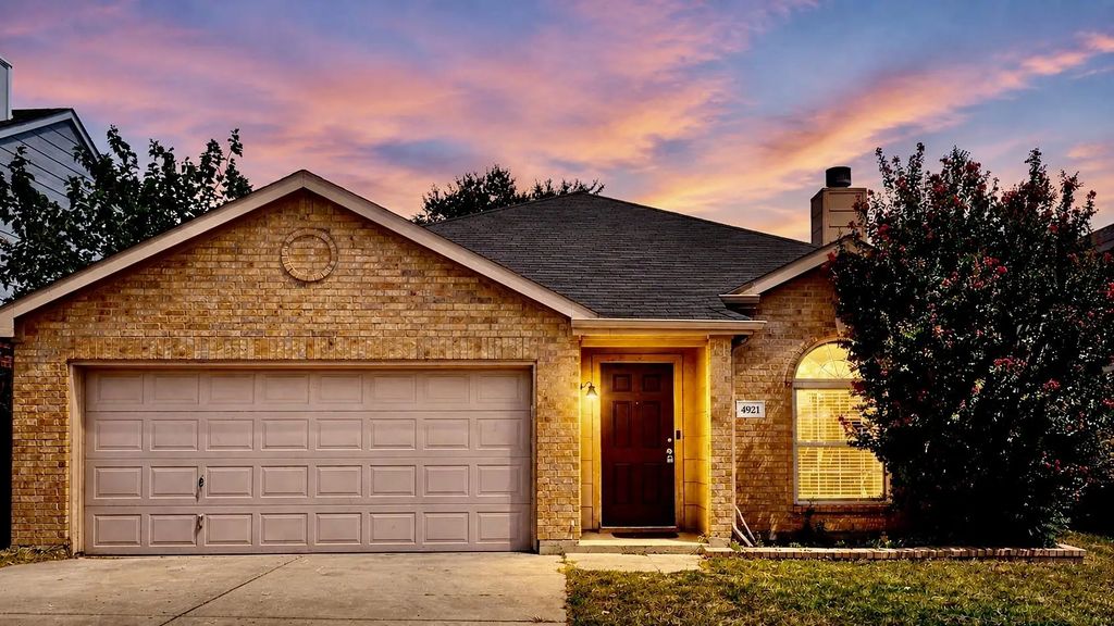 4921 Stirrup Way, Fort Worth