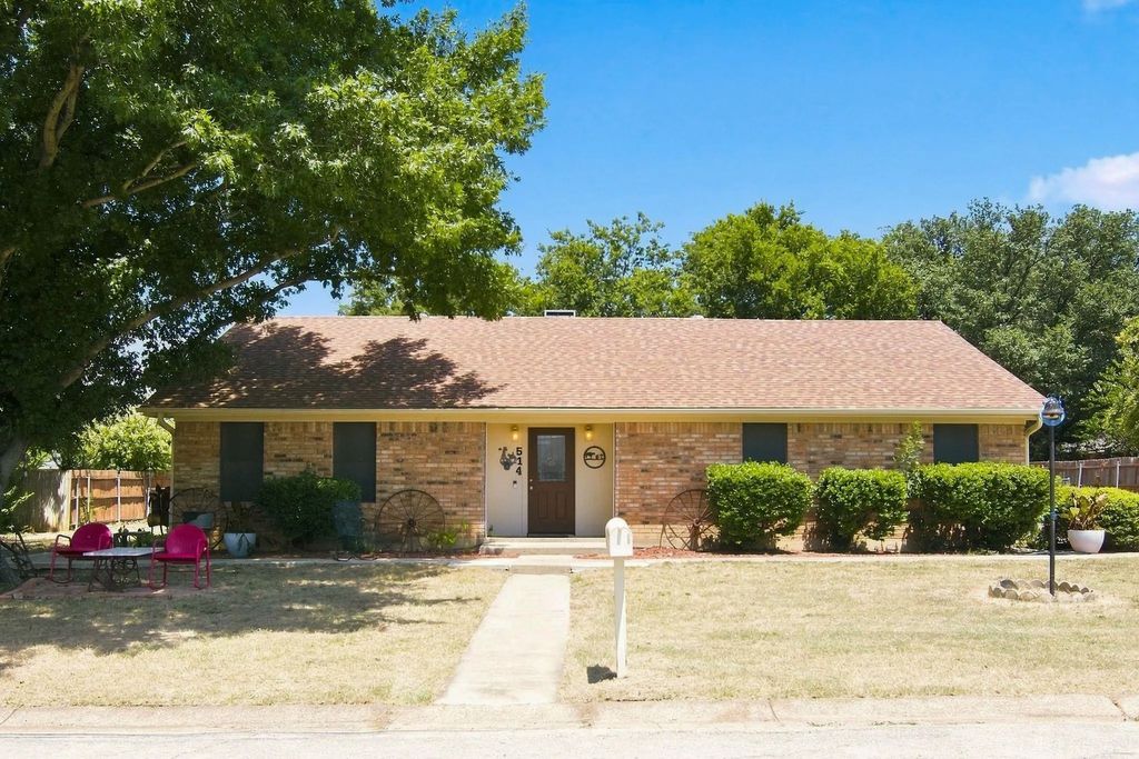 514 Dorothy Lane, Justin