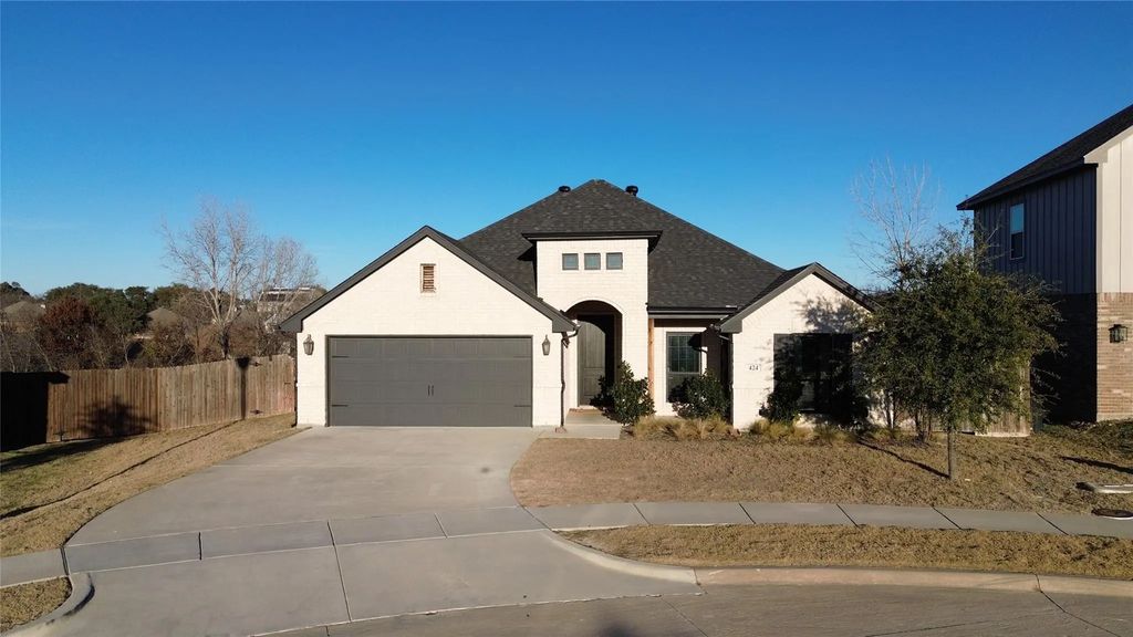 424 Paloma, Weatherford