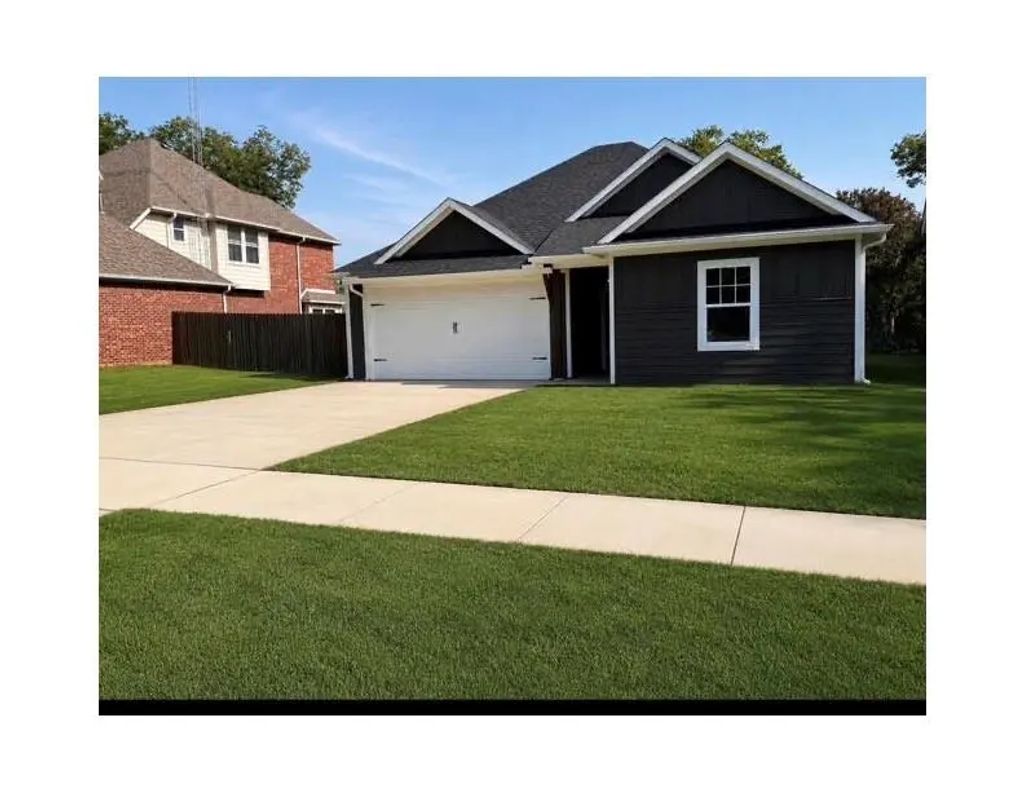 1021 W Sears Street, Denison