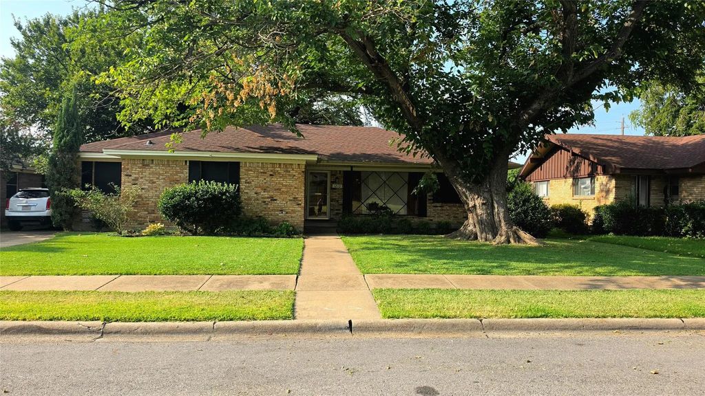 1210 Vicksburg Drive, Garland
