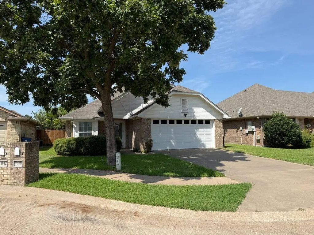 1010 Dawn Court, Granbury