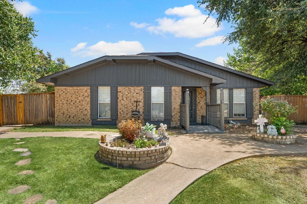 1706 Delaford Circle, Carrollton