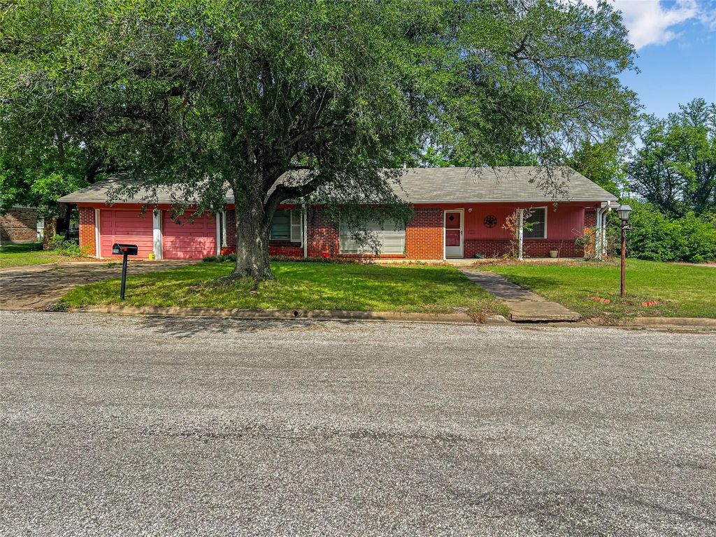 2706 Bois D Arc Street, Commerce