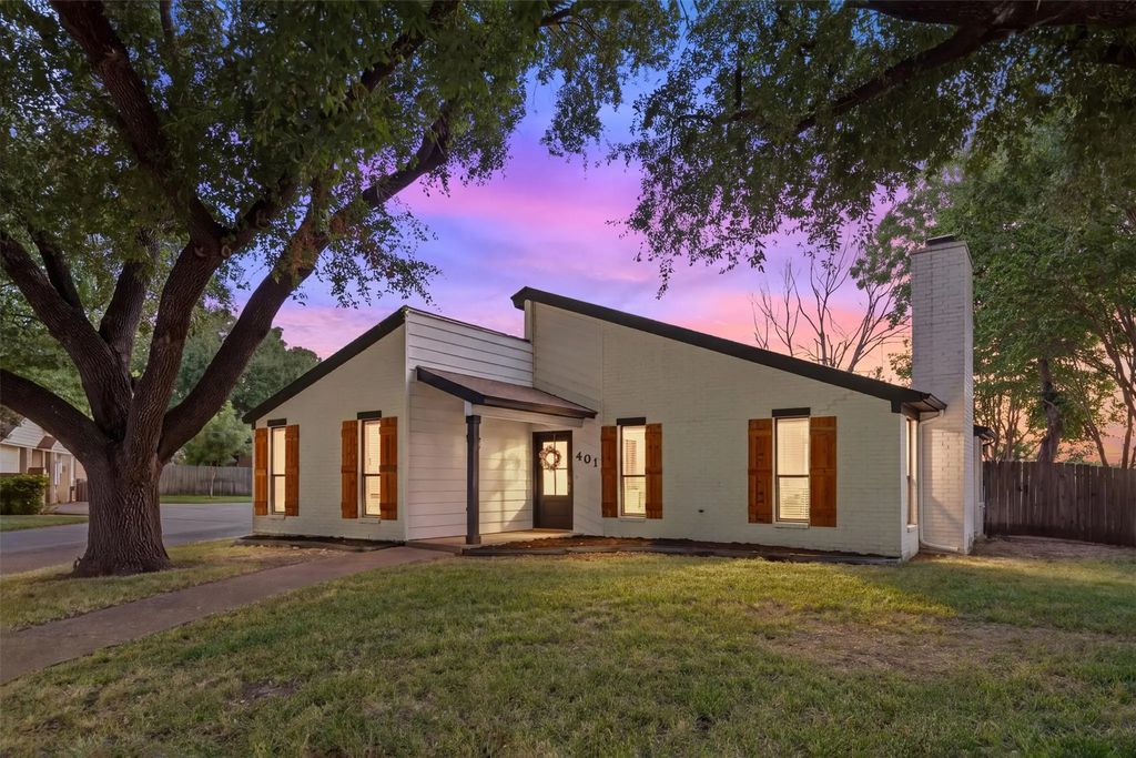 401 Lindenwood Lane W, Hewitt