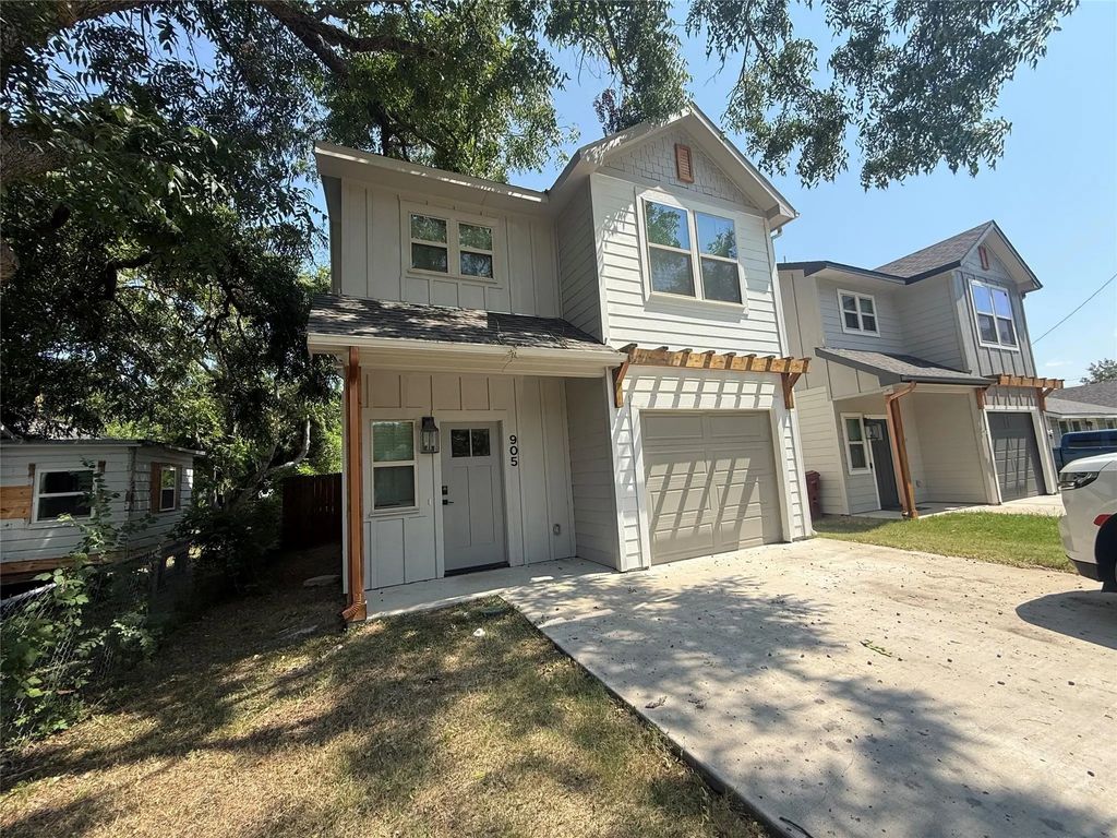 905 E 10th Street, Bonham