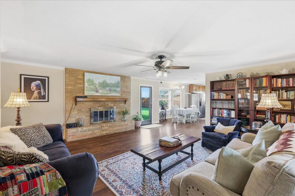217 E Louella Drive, Hurst