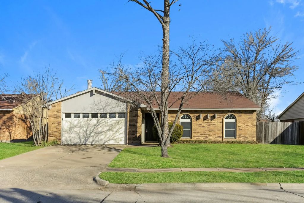 1206 California Trail, Grand Prairie