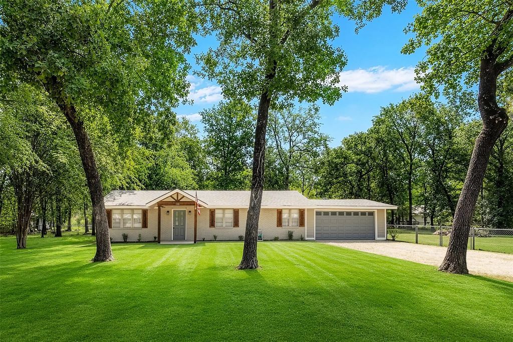 110 Meadowood Road, Enchanted Oaks