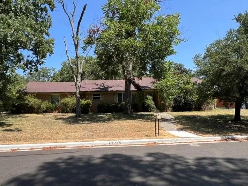 1203 Clover Lane, Denton
