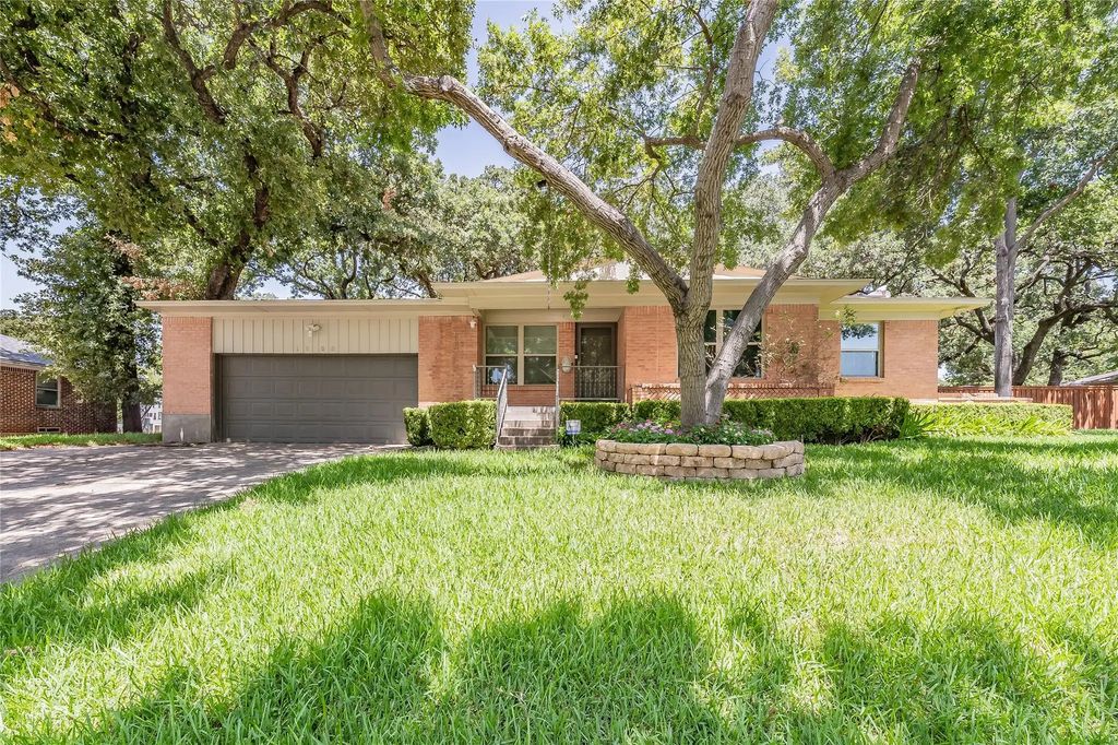 1233 Fair Oaks Drive, Irving