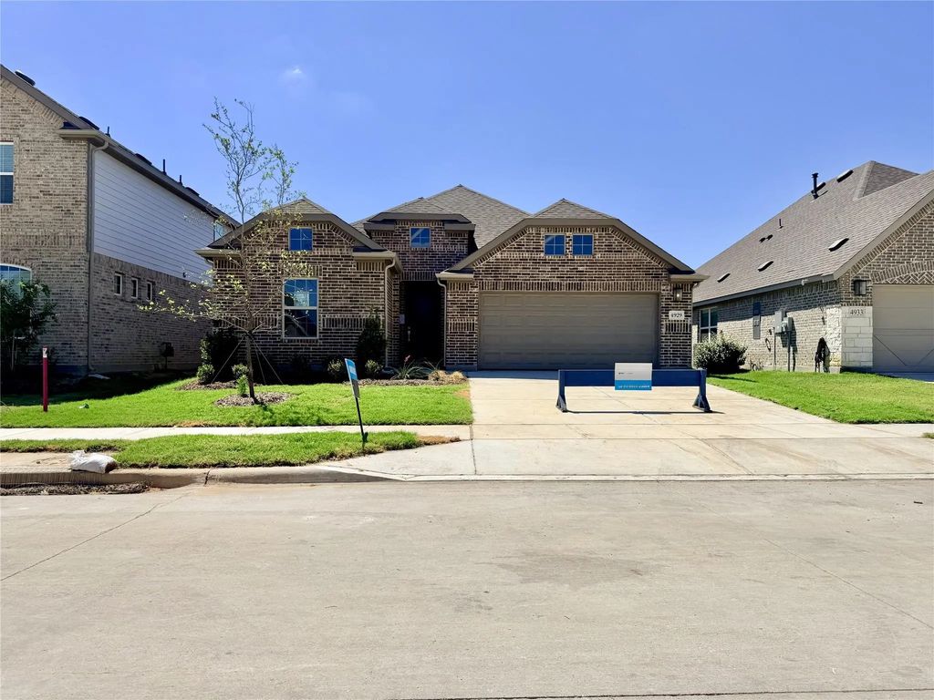 4929 Hitching Post Drive, Fort Worth