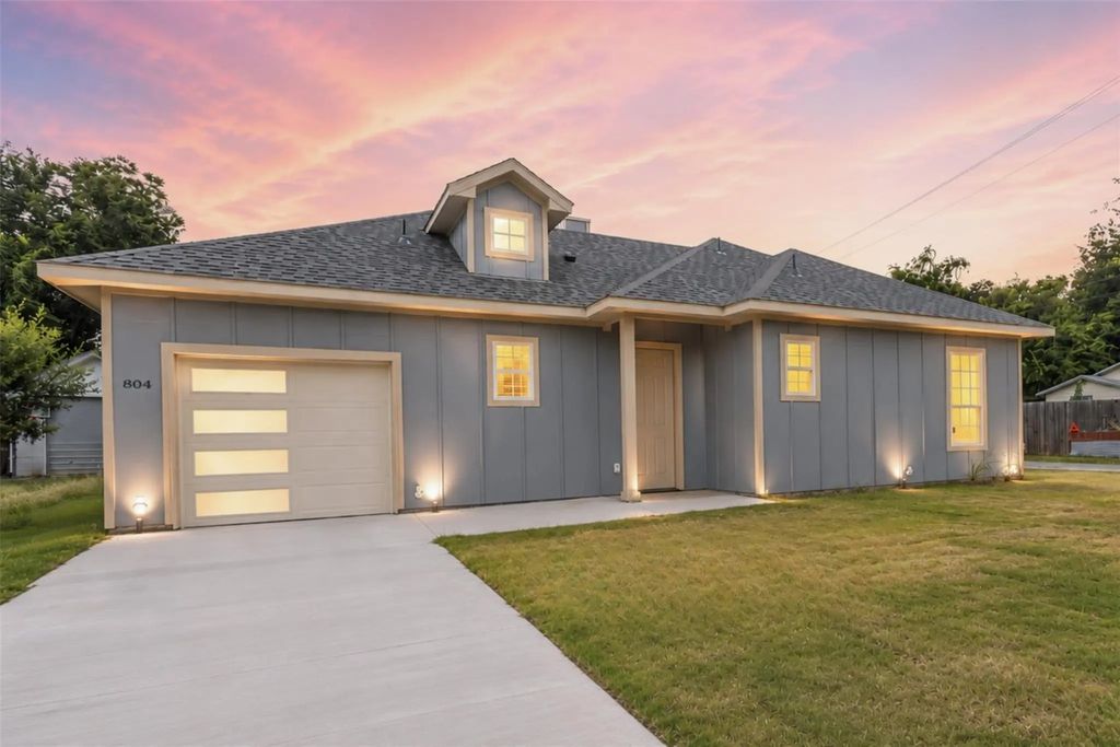 804 S 4th Street, Bonham