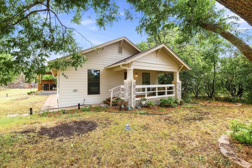 407 E Bois D Arc Street, Leonard