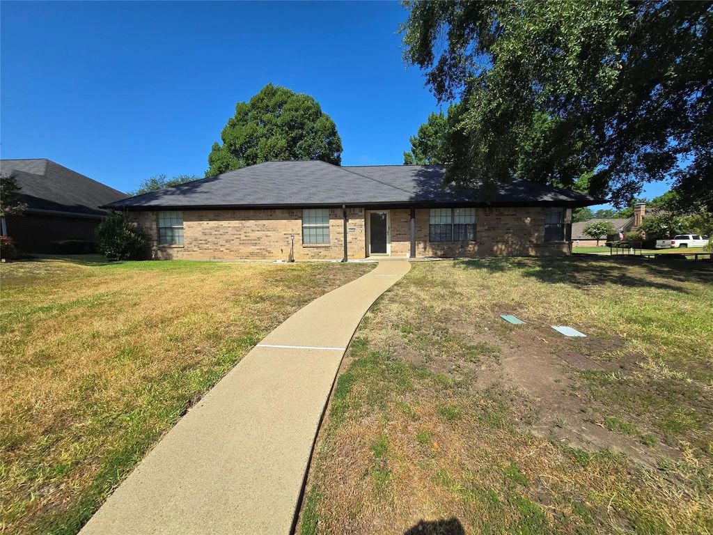 200 Lakewood Drive, Longview