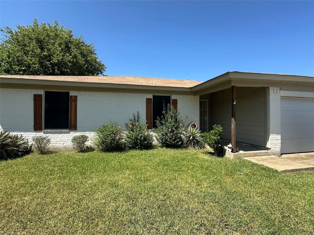 1306 Berry Drive, Cleburne