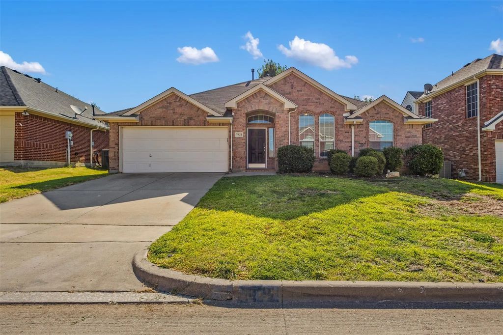 7521 Summer Meadows Drive, Fort Worth