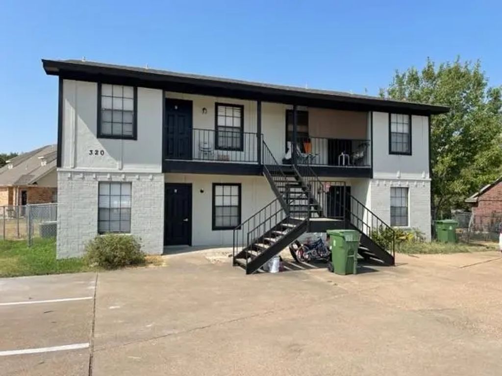 320 Queens Court N, Mansfield