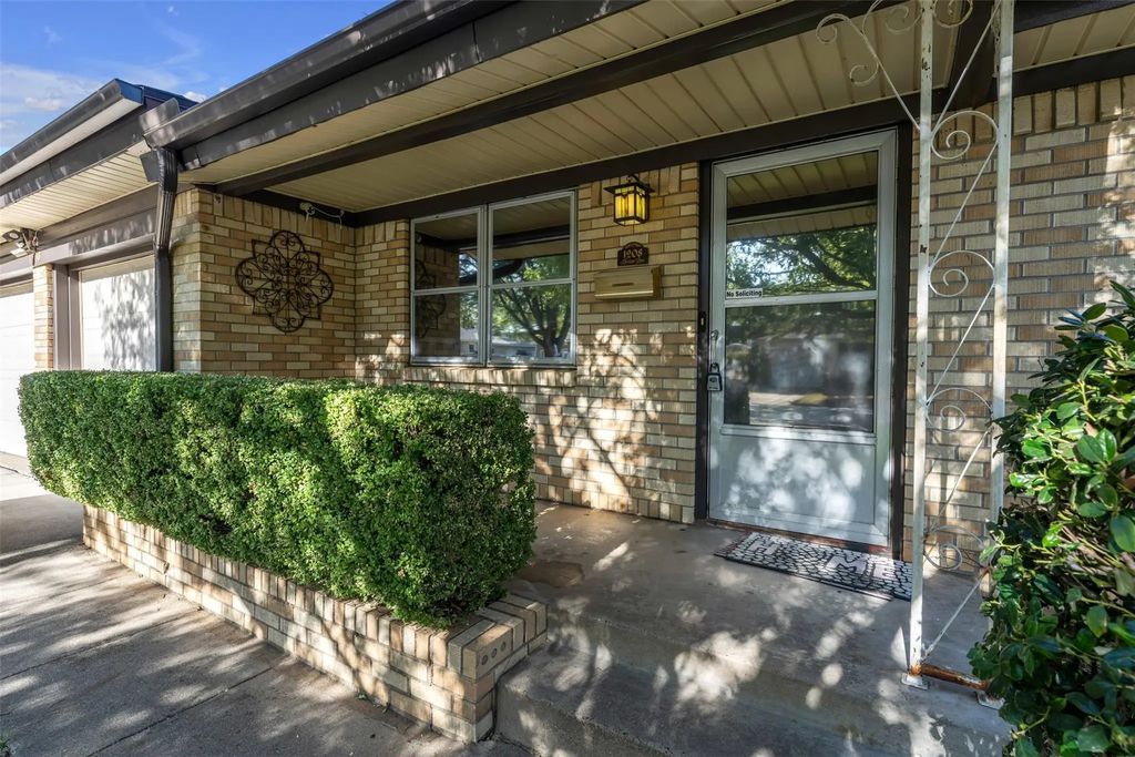 1208 Harrison Lane, Hurst