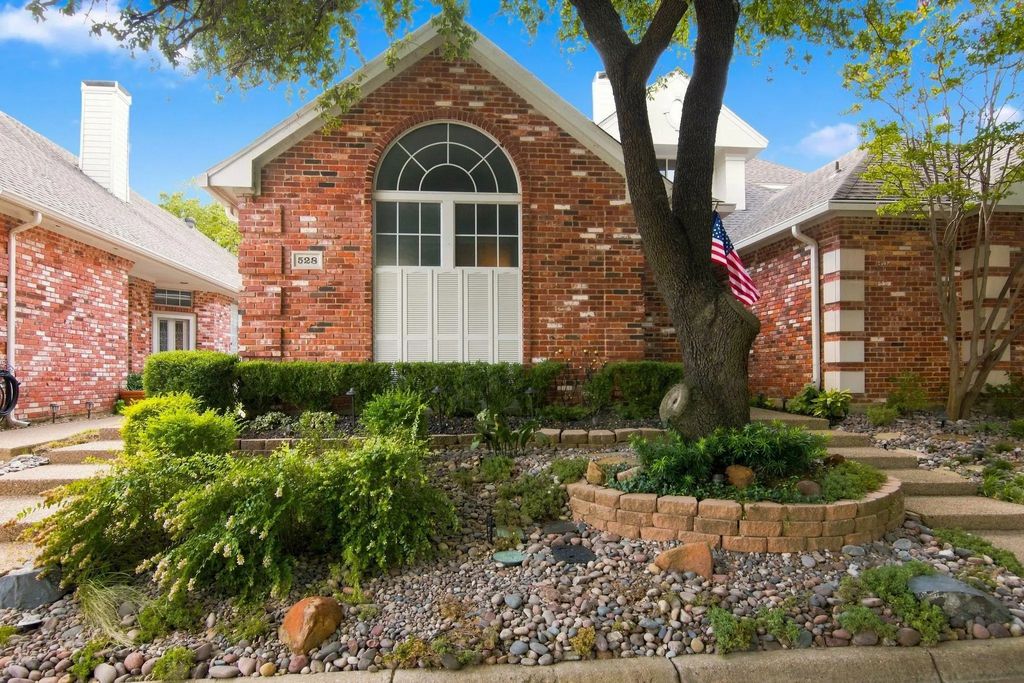 528 Chateau Trail, Arlington