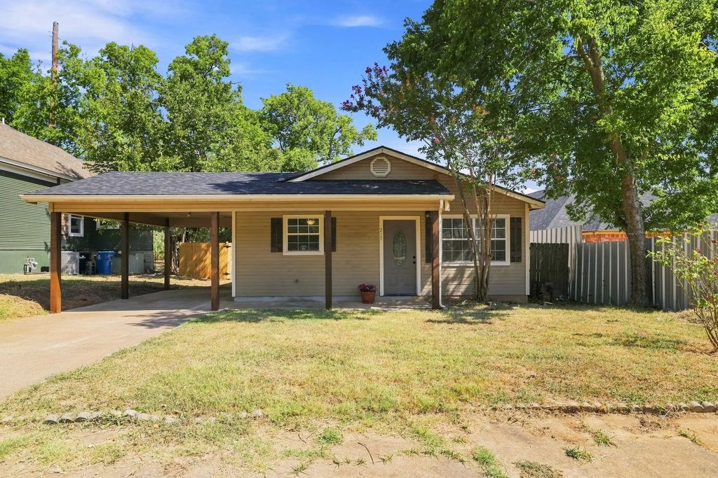 217 E Hull Street, Denison