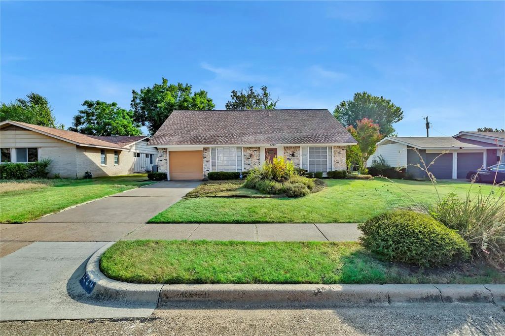 1220 Farnham Court E, Irving