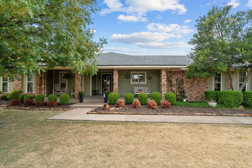 1910 Circleview Drive, Weatherford
