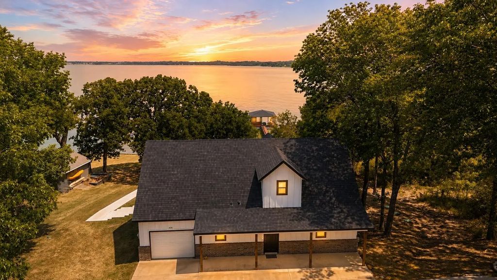 429 Meandering Way, Corsicana