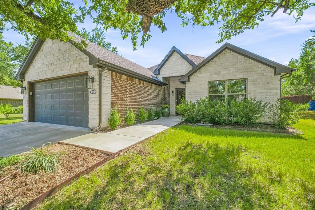 5004 Moss Rock Trail, Granbury