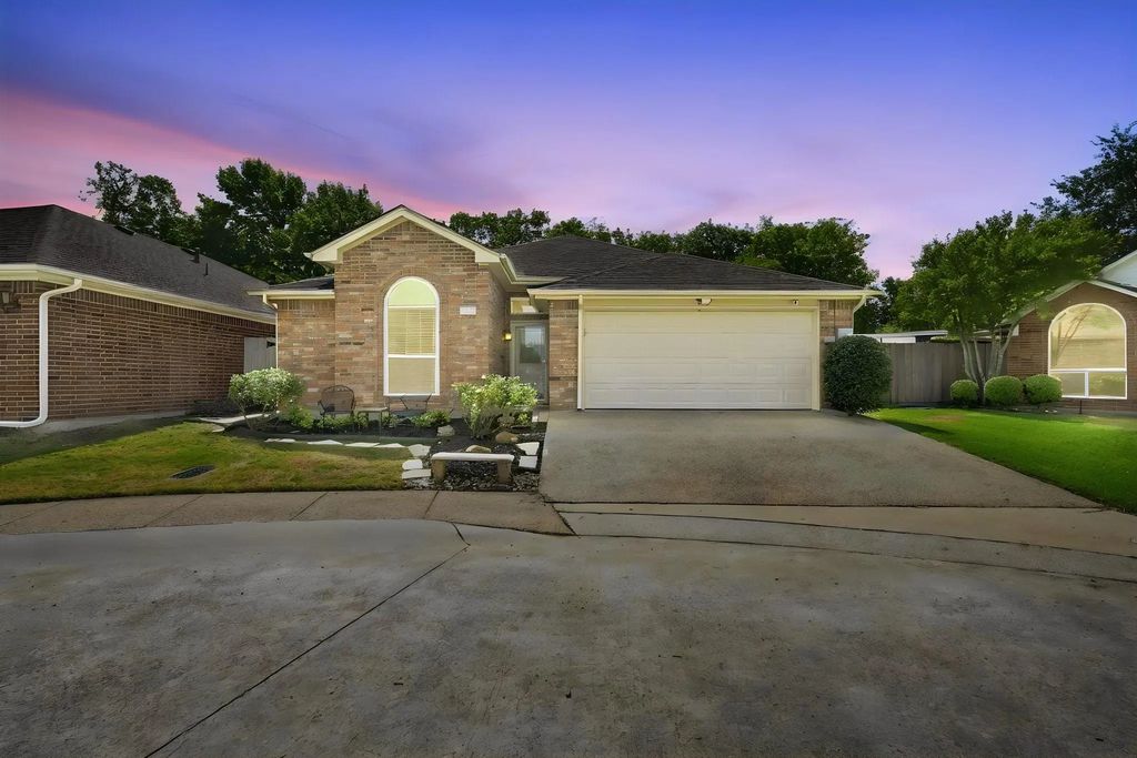 406 Gardenia Lane, Waxahachie