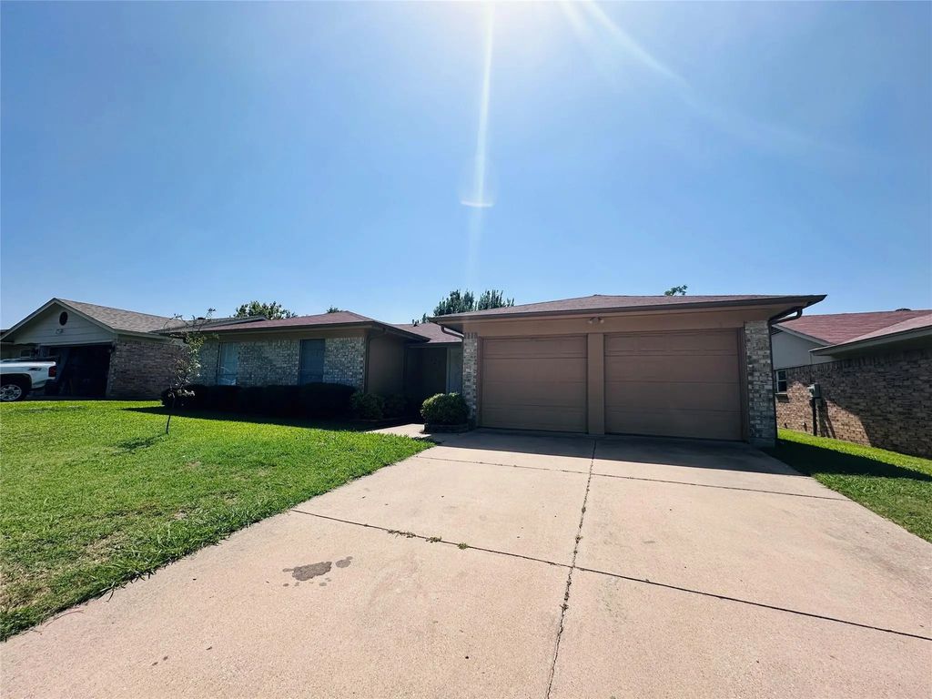 121 N Heights Drive, Crowley