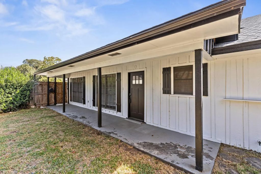 1700 Laurel Lake, Waco