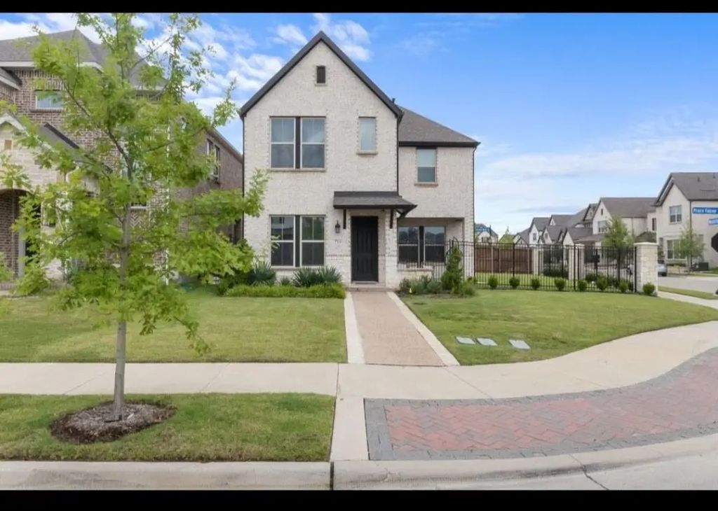 711 Prairie Falcon Drive, Arlington