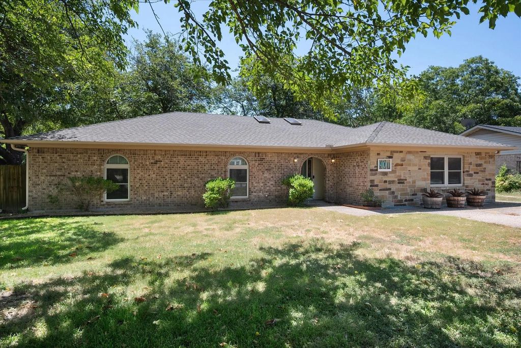 401 Hutson Drive, Corsicana