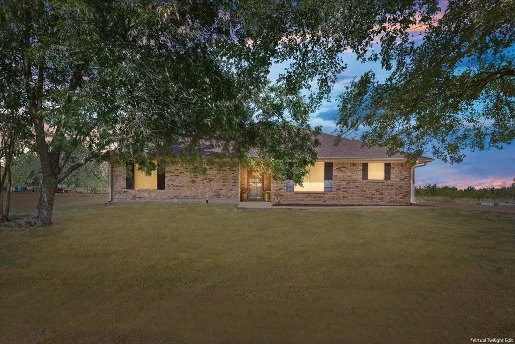 909 Mcclintic Drive, Groesbeck