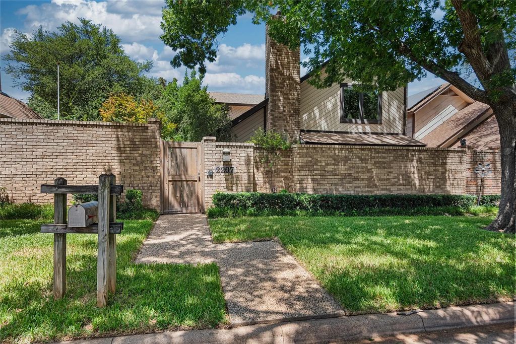 2207 Winter Sunday Way, Arlington